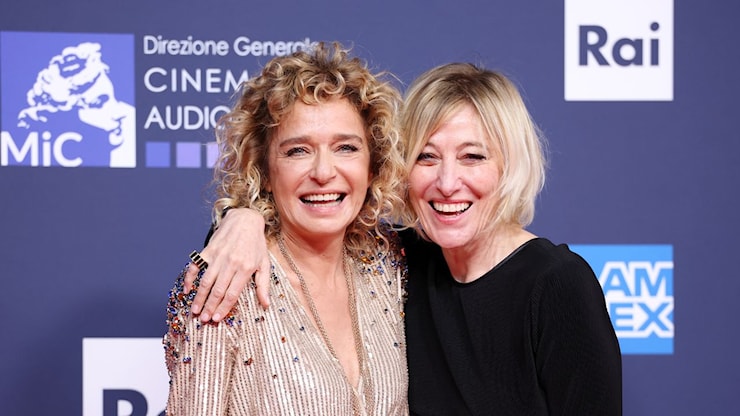 Il bellissimo abbraccio tra Valeria Golino e Valeria Bruni Tedeschi e tutte le star sul red carpet dei David di Donatello 2025 - Vanity Fair Italia Il bellissimo abbraccio tra Valeria Golino e Valeria Bruni Tedeschi e tutte le star sul red carpet dei David di Donatello 2025 - Vanity Fair Italia