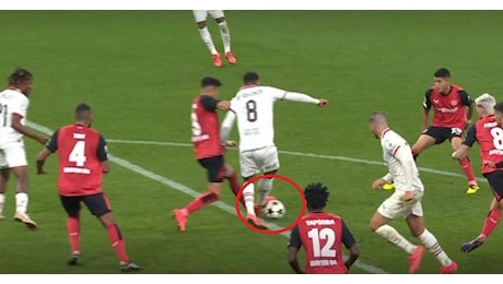 Bayer Leverkusen-Milan, moviola: proteste furiosi dei rossoneri che chiedono tre rigori. Unico dubbio su Loftus Cheek