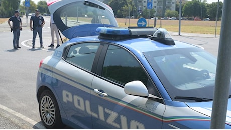 Pavia, cadono da monopattino: morta una 18enne