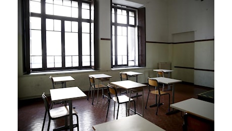 Napoli, gruppo genitori irrompe in scuola e aggredisce insegnante