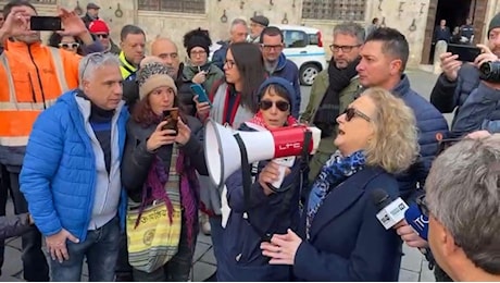 La gente come noi non molla mai, corteo dei lavoratori Beko a Siena. Le lacrime del sindaco