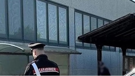 Frosinone, litigio tra ragazzi davanti a un liceo: studente accoltellato. Trasferito d'urgenza al Policlinico Gemelli