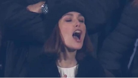 Como-Roma, Keira Knightley scatenata in tribuna: l'attrice esulta così al gol di Gabrielloni