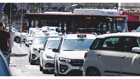 Dal 2025 spese per taxi e trasferte deducibili solo se si paga con carta. E arriva l'obbligo di collegare i pos ai registratori di cassa