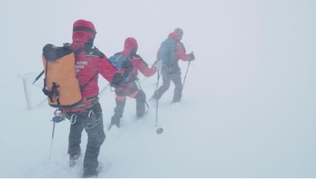 Luca Perazzini e Cristian Gualdi dispersi sul Gran Sasso: anche i soccorritori bloccati da neve e temperature a -16 gradi