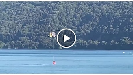 VIDEO-Incendi ai Castelli, prelievi dell'elicottero della Protezione Civile al Lago di Castel Gandolfo: il video di un lettore