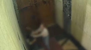 Segue due anziani fino a casa, li picchia e li rapina: così le telecamere hanno incastrato il ladro a Milano - Il video