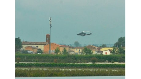 Maltempo in Romagna, “sul tetto in attesa dei soccorsi in elicottero”: il video impressionante da Traversara