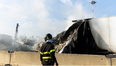 Incidente in autostrada a Bologna, muore carbonizzato tra le fiamme