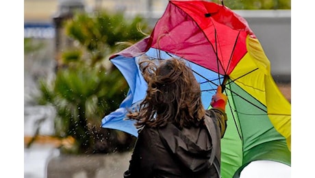 Raffiche di vento e tempesta sulla Sardegna: allerta anche per le mareggiate