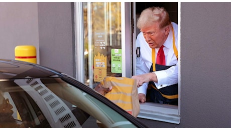 Donald Trump visita un McDonald's in Pennsylvania e frigge patatine: «Mi piace questo lavoro»