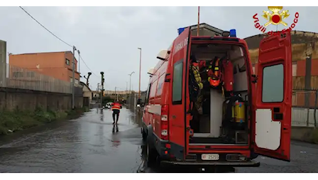 Maltempo a Catania, 50 interventi di soccorso: automobilisti in difficoltà e alberi caduti