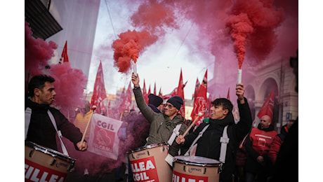 Cgil e Uil riempiono 43 piazze: «Adesione oltre il 70%»