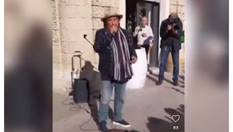 Un artista di strada canta a Lecce: è Albano. La sorpresa oggi in Piazza Duomo