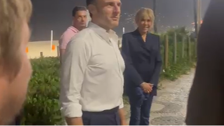 Macron incontra i giornalisti sulla spiaggia di Rio de Janeiro: «Ho visto Meloni, ha fatto una bella mossa sul Mercosur»