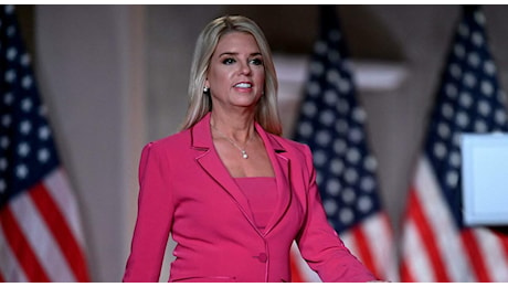 Pam Bondi, chi è la fedelissima di Trump nominata ministra della Giustizia: dalla lotta al Fentalyn al programma su Fox