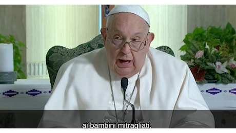 Il Papa torna a condannare gli attacchi a Gaza: “Bambini mitragliati, bombardamenti a scuole e ospedali. Quanta crudeltà”