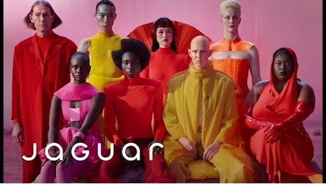 Lo spot Jaguar senza auto, punta su colori e fluidità. Scatenando un'ondata di odio e intolleranza