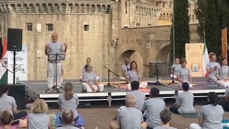 Yoga day 2024, l'Om e la pratica a Castel Sant'Angelo a Roma