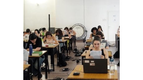 Maturità, in Lombardia i giudizi più severi: sette studenti su dieci non hanno superato l'80, solo l'1,1 per cento ha preso la lode