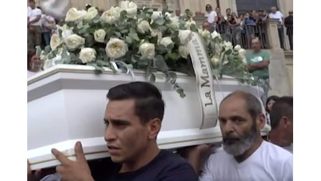 Bimbo morto nel pozzo, folla e rabbia al funerale a Palazzolo Acreide. La mamma: Vogliamo giustizia
