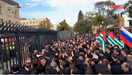 VIDEO Georgia, proteste in Abkhazia: scontri di fronte a sede Parlamento