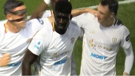 Como-Cagliari 2-1 (primo tempo): gol di Adopo, poi la rimonta dei padroni di casa