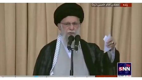 Iran, l'ayatollah Khamenei alla preghiera per Nasrallah: dettaglio macabro sul discorso