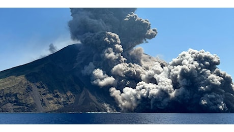 Nuova esplosione sullo Stromboli, nube altissima sull'isola. Distribuite mascherine e spiagge evacuate