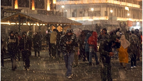 Europa ricoperta di neve e allerta massima: blackout, aeroporti chiusi e la situazione meteo in Italia