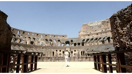 Polemica sul Colosseo per i turisti “gladiatori”