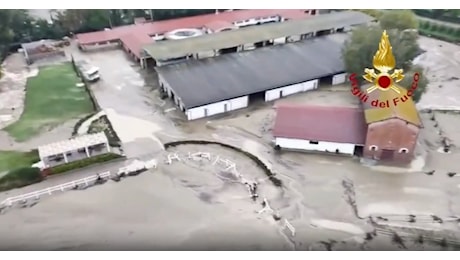 Alluvione Emilia-Romagna, oltre 300 interventi dei vigili del fuoco nel Bolognese: le campagne inondate riprese dall’elicottero dei soccorsi