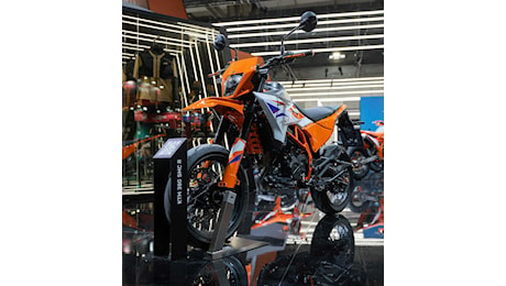 KTM 390 SMC R e 125 SMC R 2025: arrivano due nuove supermoto