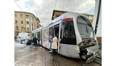 Incidente tra auto e tramvia, traffico bloccato e linea interrotta per diverse ore