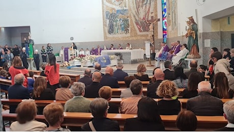 Tre bare bianche, un drappo blu e la bandiera dei quattro mori: il funerale delle vittime della strage di Nuoro con il 14enne superstite