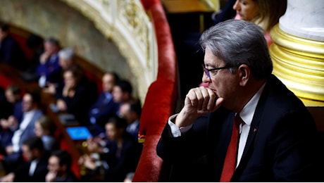 La crisi in Francia, i socialisti aprono al governo “a tempo”: l’ira di Mélenchon