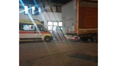 Travolta da camion nel piazzale della ditta, 61enne muore a Padova