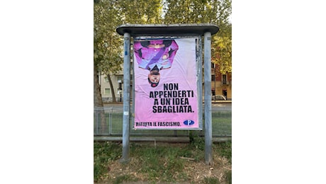 Nuovo blitz artistico di Andrea Villa a Torino dopo i fatti di Casapound: Non appenderti a un'idea sbagliata, ripudia il fascismo