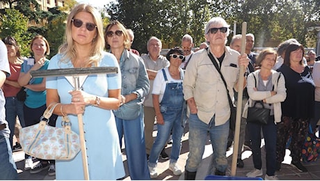 Gli alluvionati in piazza: Le istituzioni non ci hanno protetti: le portiamo in tribunale