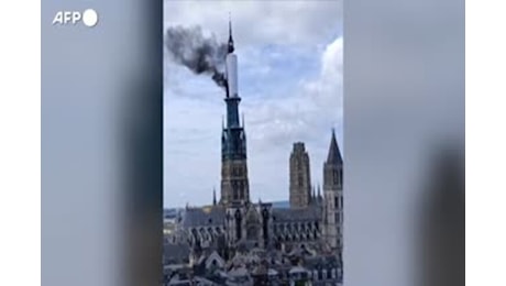 Francia, incendio alla cattedrale di Rouen: torna l'incubo Notre-Dame