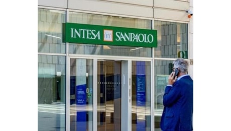 Clienti spiati, indagata la banca Intesa Sanpaolo: correntisti valutano risarcimenti