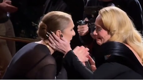 Adele abbraccia Céline Dion e scoppia in lacrime