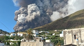 Allerta rossa per il vulcano Stromboli. Eruzione e nube alta due metri, scoppiato anche un piccolo incendio