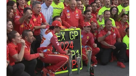 Ferrari, la festa dopo il successo di Sainz al GP Messico. FOTO