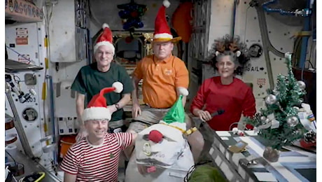 Gli astronauti della Nasa augurano buon Natale dallo spazio: «Qui manca il calore di parenti e amici» - Il video