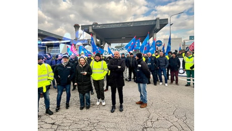 Piedimonte - Stellantis, prosegue il sit in degli operai. Appello alla politica regionale e nazionale