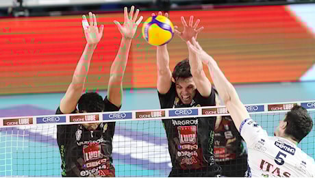 Gara 4 di Finale è una battaglia, ma la roccaforte biancorossa capitola al tie break. Lo Scudetto 2024/25 è dell’Itas