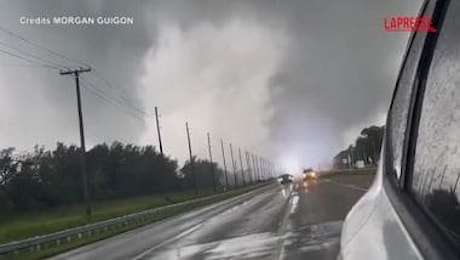 Florida, le immagini di un tornado visto dalla strada mentre atterra l'uragano Milton