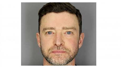 Occhi rossi e socchiusi, sguardo spento e inespressivo. La foto segnaletica di Justin Timberlake dopo l'arresto