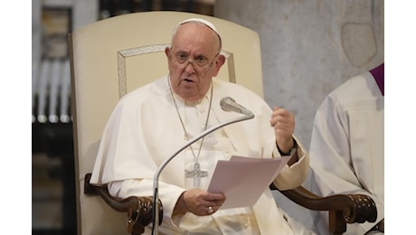 Il dolore di Papa Francesco per Gaza: “Bimbi mitragliati e bombe su scuole e ospedali, tanta crudeltà